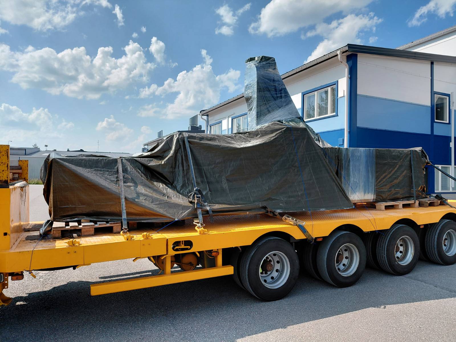 Haalausradan rakentaminen teollisuushallissa