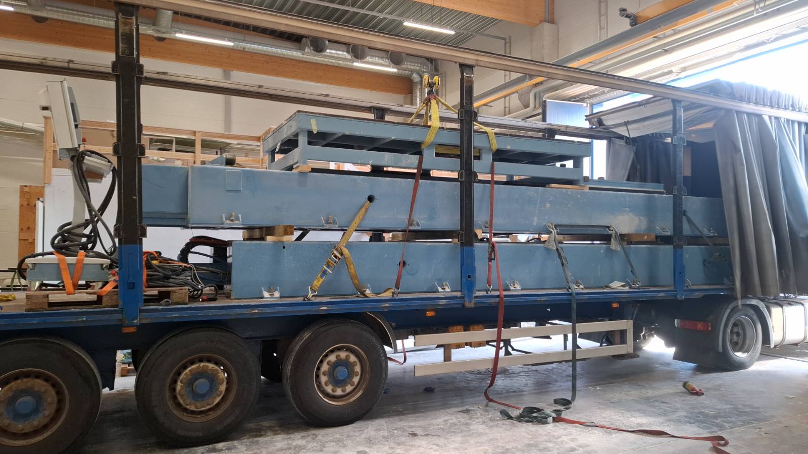 Raskas laite trukilla ahtaassa tilassa