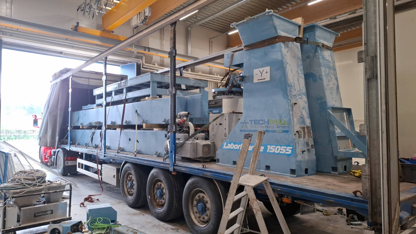 Raskaan koneen siirto hallissa